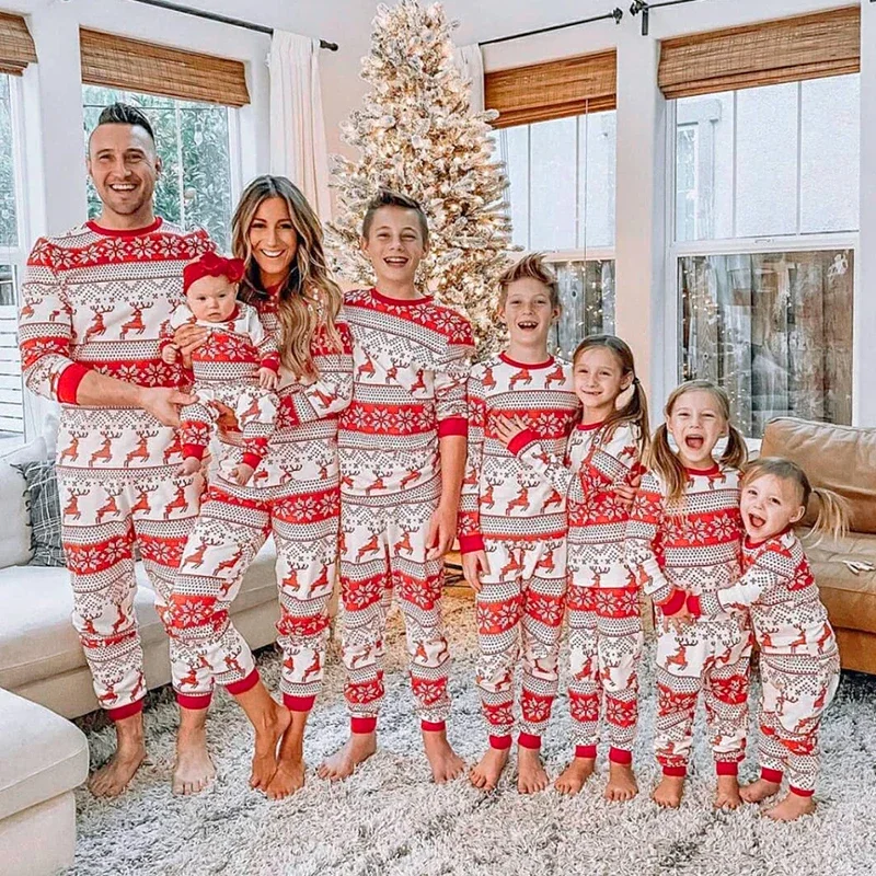 Winter Clothing Looks - Piyama Natal dengan Motif Seluruh Badan,